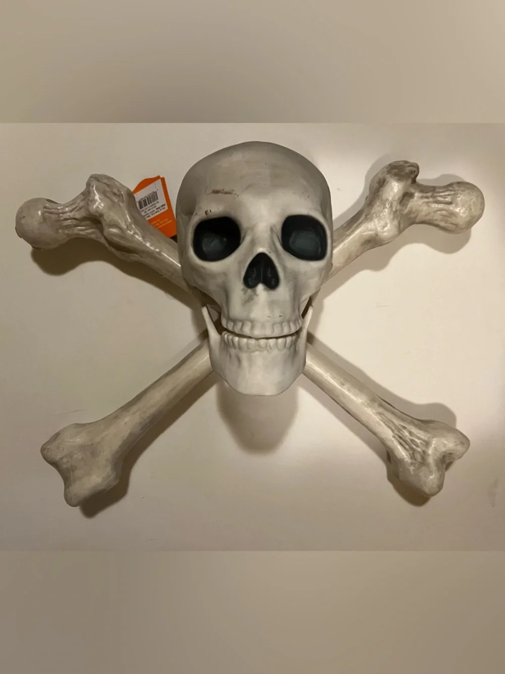 NWT TARGET SKULL & CROSSBONES WALL DECOR.
